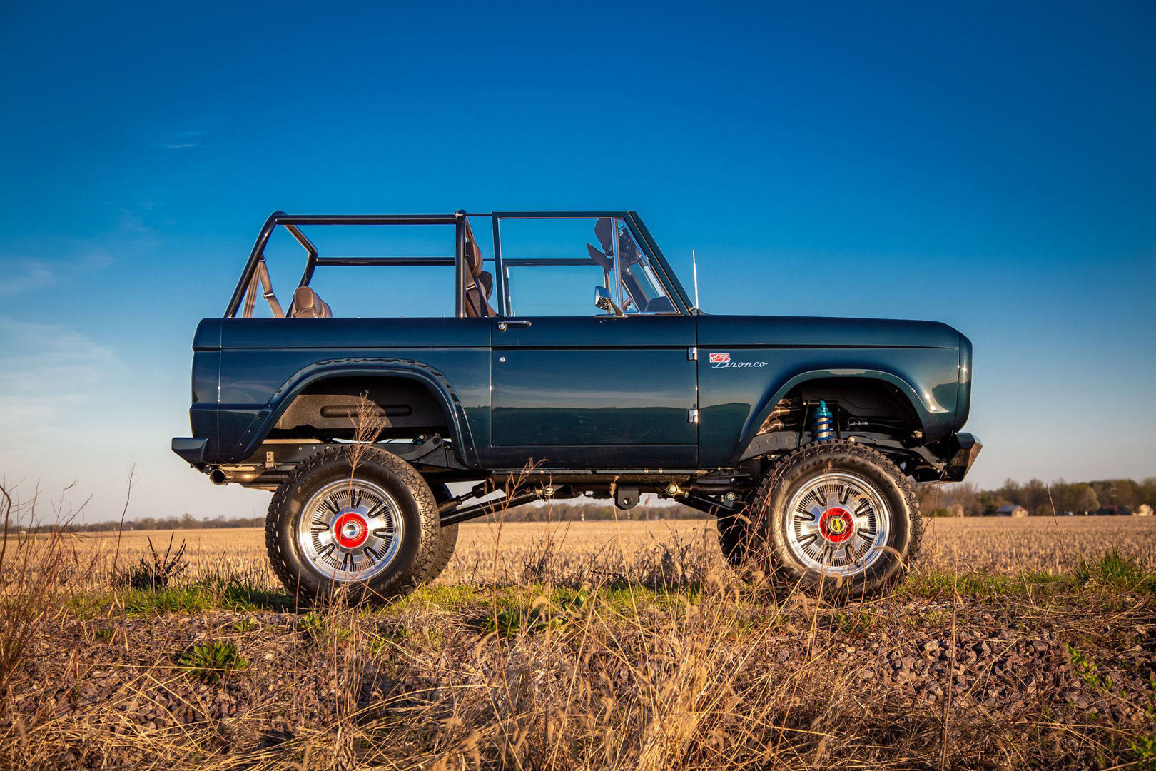 Сидни суини фото до пластики в комбинезоне. Джон бронко. John bronco. Бронко генри власть пса фильм. John bronco.